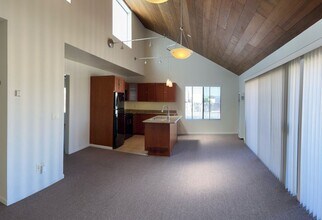 550 Lighthouse Ave in Monterey, CA - Building Photo - Building Photo