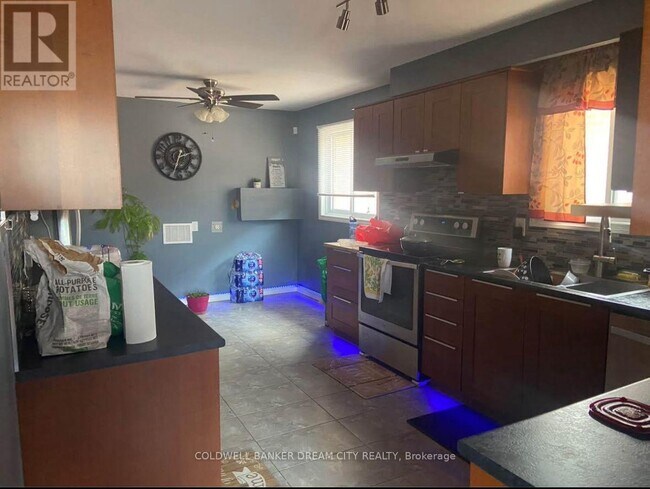 8 Maplehurst Square in Brampton, ON - Building Photo - Building Photo