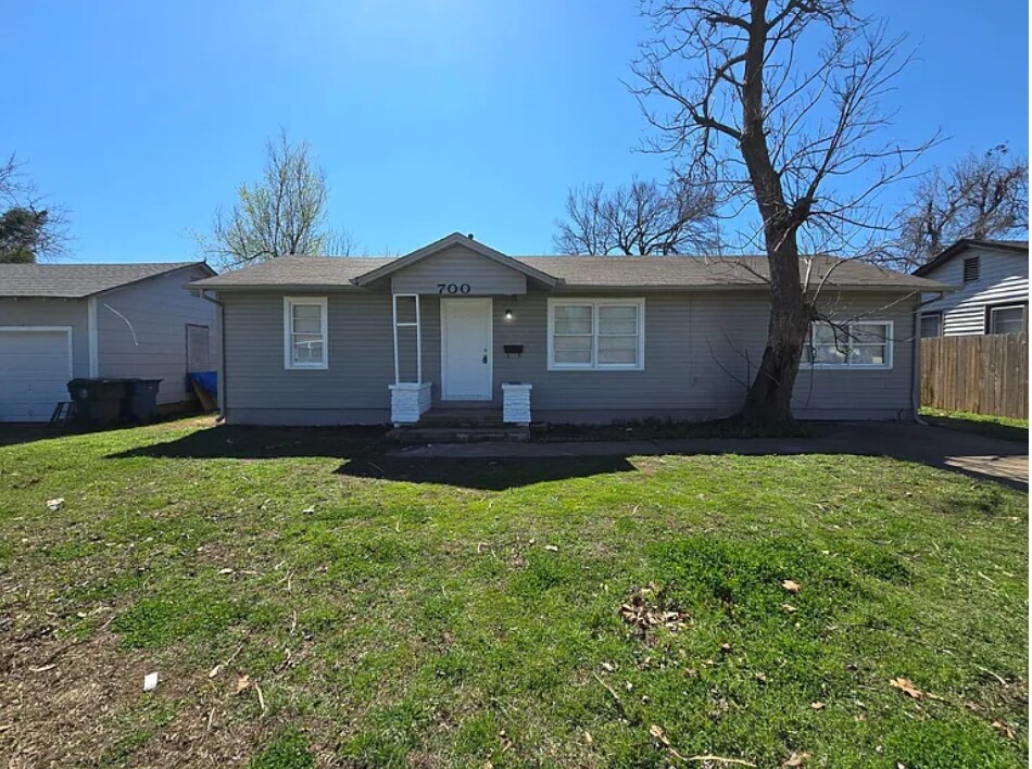 700 E Arbor Dr in Midwest City, OK - Building Photo