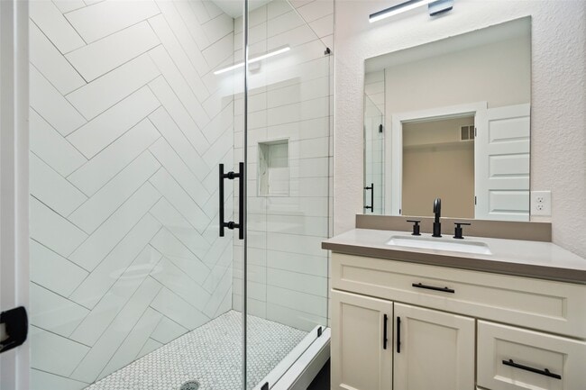 property at 1003 E 33rd St