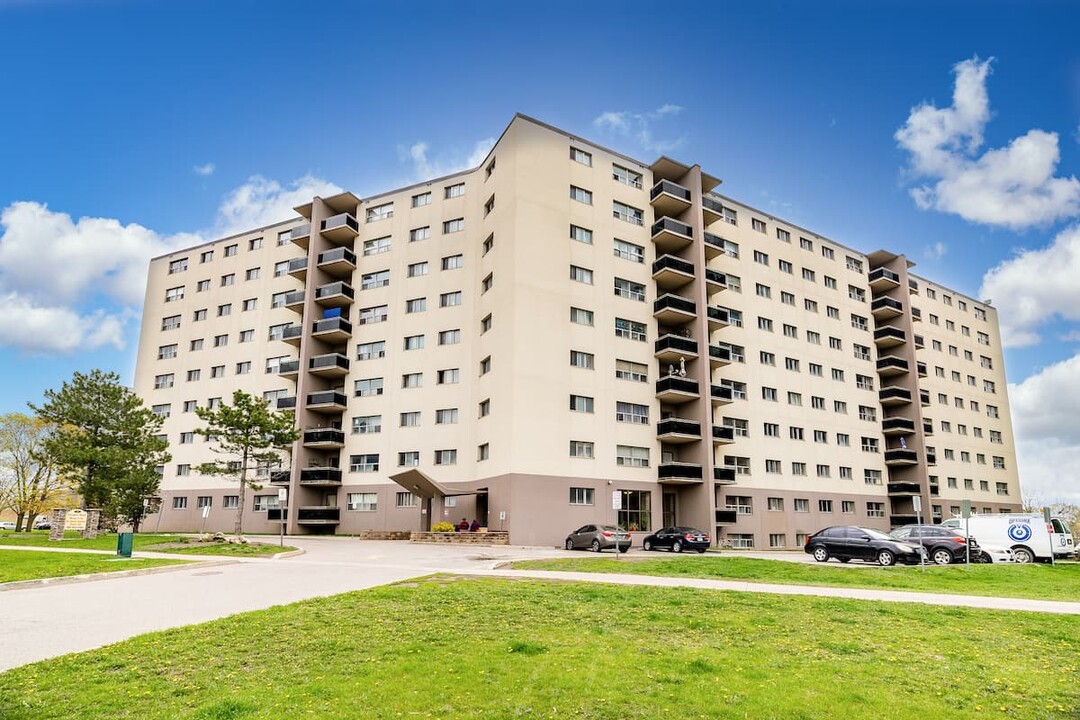 Mona Lisa Apartments in Oshawa, ON - Building Photo