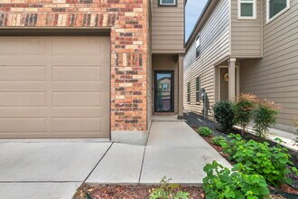 5911 Eckhert Rd in San Antonio, TX - Building Photo - Building Photo