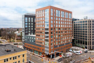 The Abbot in East Lansing, MI - Foto de edificio - Building Photo