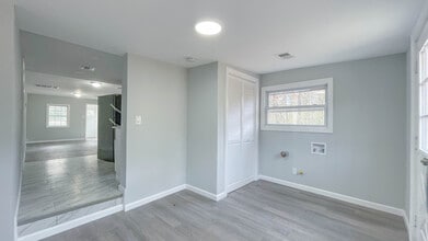 63 Gentian St in Browns Mills, NJ - Foto de edificio - Building Photo