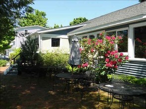 16 Alden Pl in Millbrook, NY - Foto de edificio - Building Photo