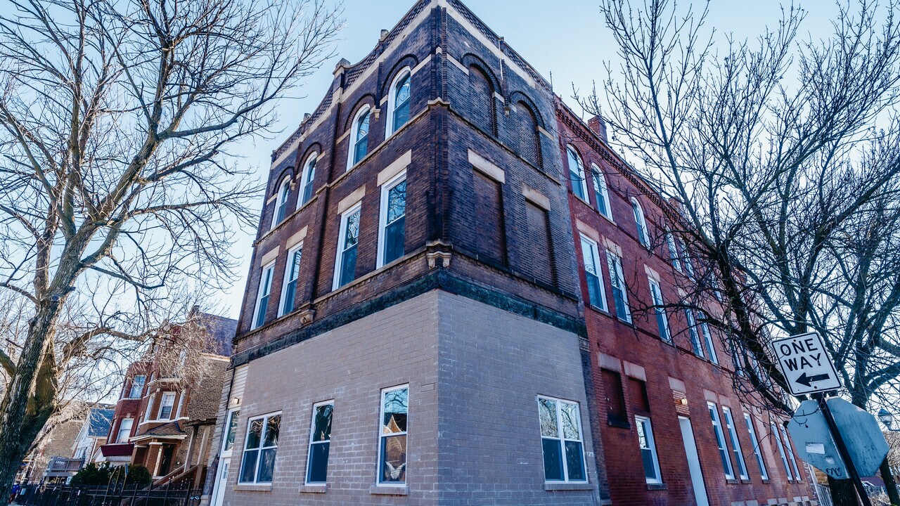 2400 S Troy St in Chicago, IL - Building Photo