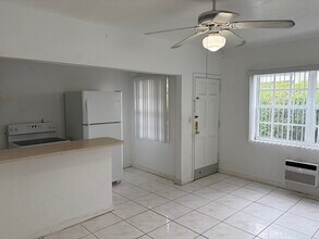 1948 NE 172nd St, Unit 3 in North Miami Beach, FL - Building Photo - Building Photo
