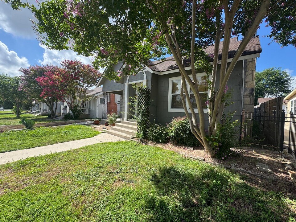 834 Bailey Ave in San Antonio, TX - Foto de edificio