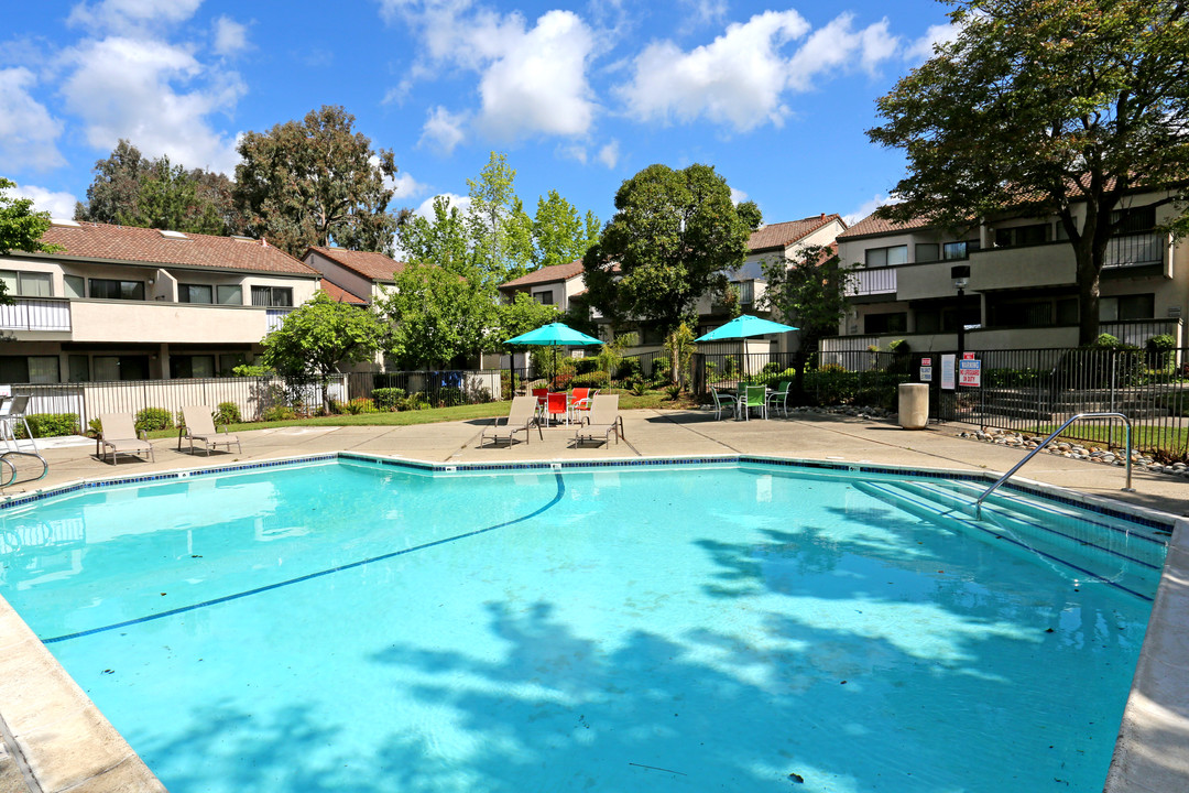 Victoria Park Apartments in Fremont, CA - Foto de edificio