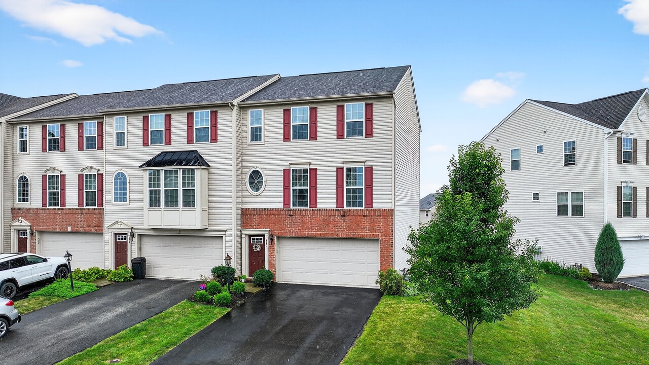 380 Sunrise Dr in Carnegie, PA - Foto de edificio