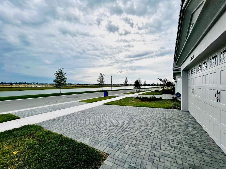 13590 Spruce Pine Dr in Westlake, FL - Building Photo