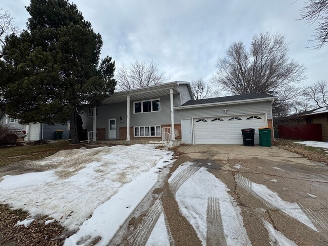 property at 904 W Divide Ave