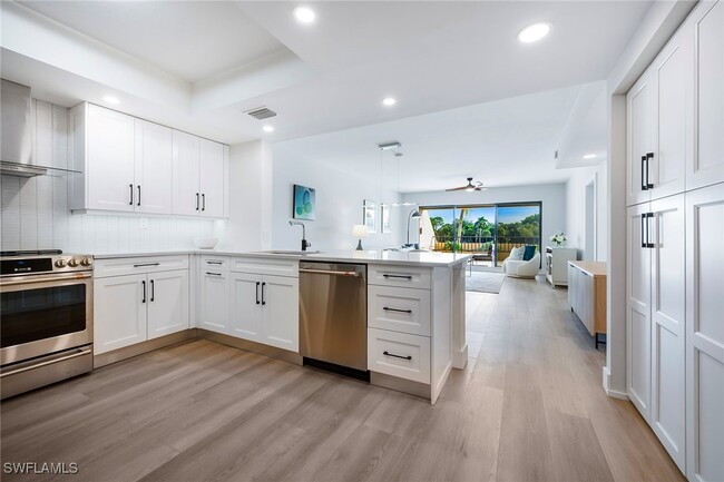 6360 Pelican Bay Blvd in Naples, FL - Building Photo - Building Photo