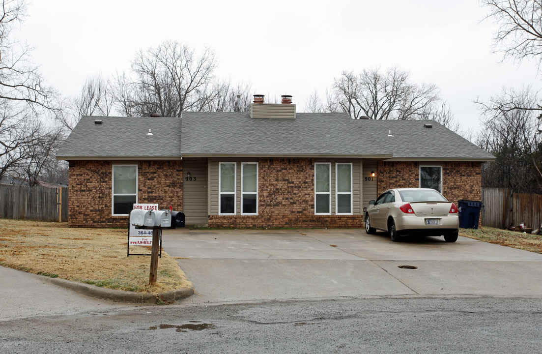 901-903 Acacia Cir in Noble, OK - Building Photo