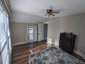 902-904 W Locust St, Unit 904 in Davenport, IA - Building Photo - Building Photo