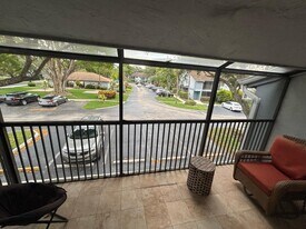 2741 S Oakland Forest Dr in Oakland Park, FL - Building Photo