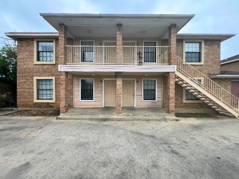 301 E Locust St in Laredo, TX - Building Photo