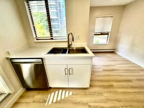 612 Fifth Av in New Westminster, BC - Building Photo - Building Photo