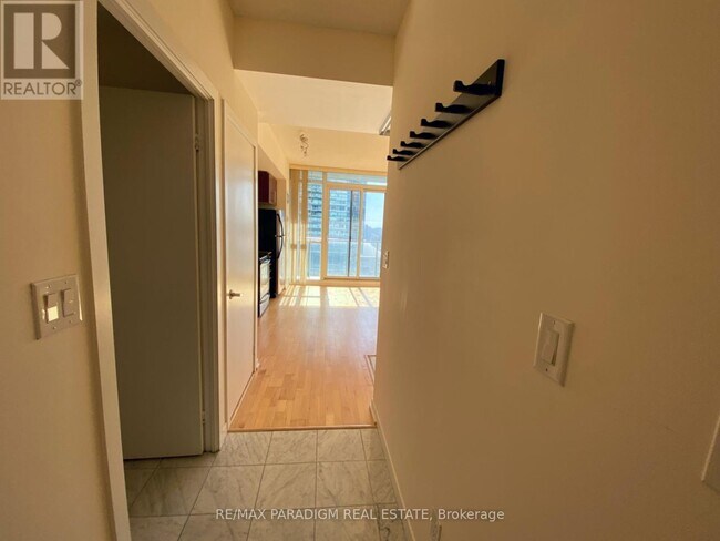 65-3265 Bremner Blvd in Toronto, ON - Building Photo - Building Photo