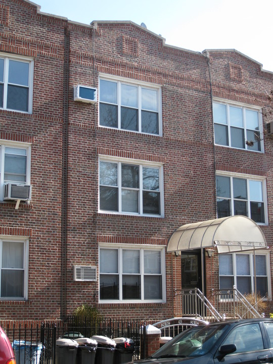 30-19 49th St in Long Island City, NY - Building Photo