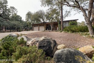 372 Verde Ln in Prescott, AZ - Building Photo