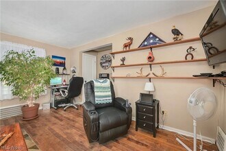 1501 E 248th St in Euclid, OH - Foto de edificio - Building Photo