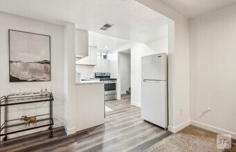 7420 S 240 E in Midvale, UT - Foto de edificio - Building Photo