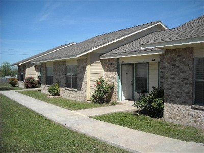 403 Mesquite St in Menard, TX - Building Photo