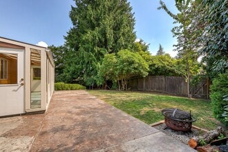 17027 NE 19th St in Bellevue, WA - Building Photo - Building Photo