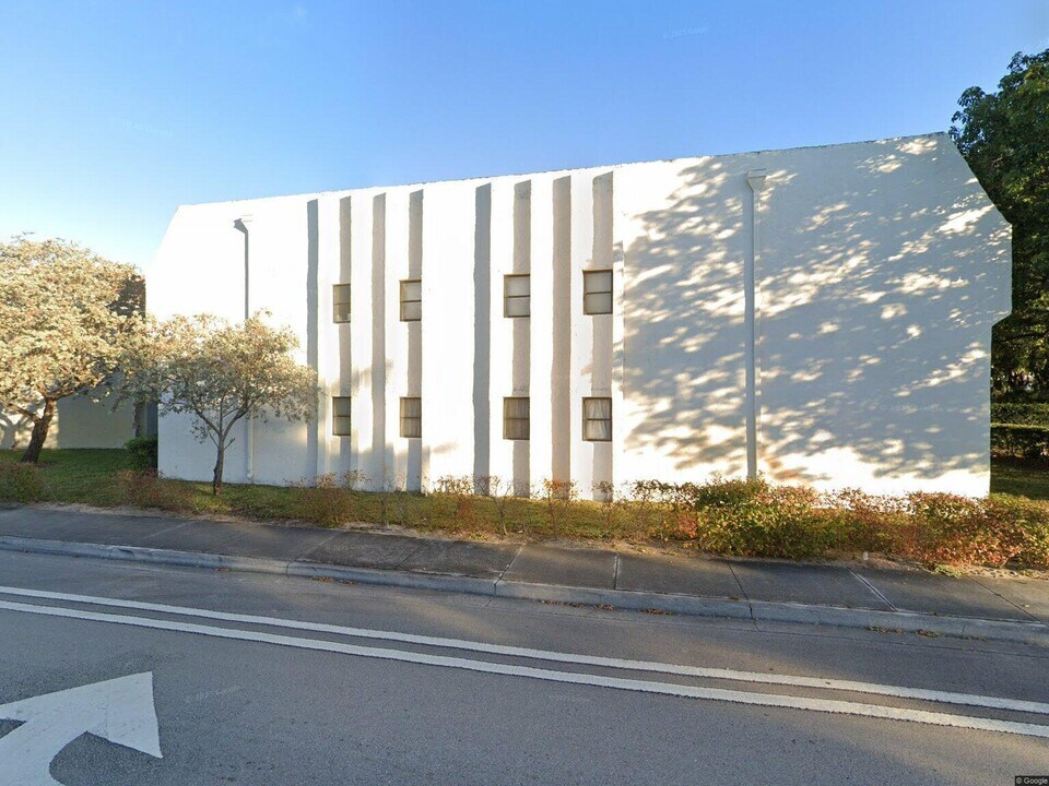 3177 Coral Hills Dr in Coral Springs, FL - Building Photo