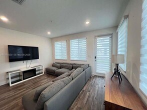 10229 NW 64th Terrace in Doral, FL - Building Photo - Building Photo