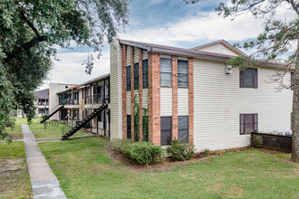 Country Village Apartments in Beaumont, TX - Building Photo - Building Photo