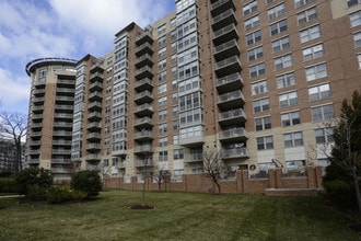 Carlton House @ Reston Town Center in Reston, VA - Building Photo - Building Photo