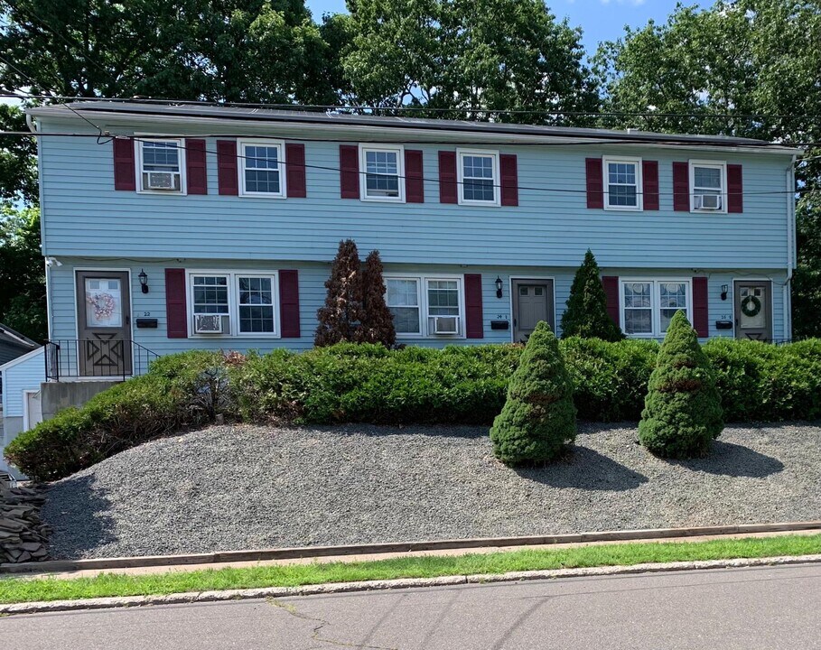 24 Carol Dr in Plainville, CT - Building Photo