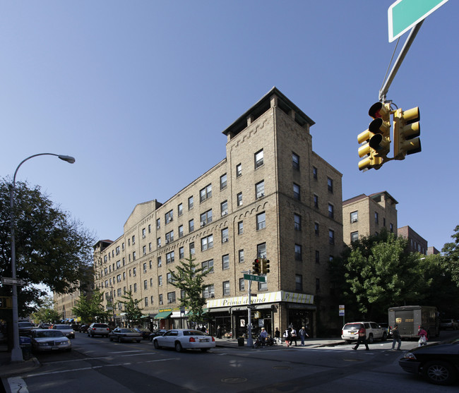 Ravenna Court in Flushing, NY - Building Photo - Building Photo