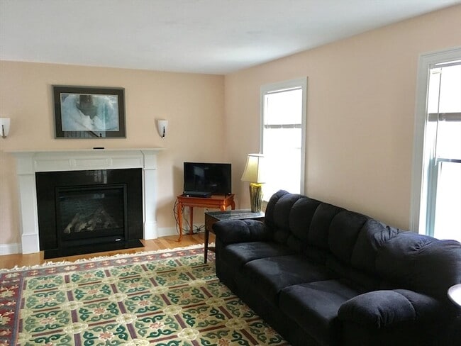 372 Phillips Rd in Bourne, MA - Building Photo - Building Photo