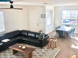 147 Halsey Way in Pittsburg, CA - Building Photo