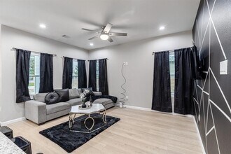 4661 Clover St in Houston, TX - Foto de edificio - Building Photo