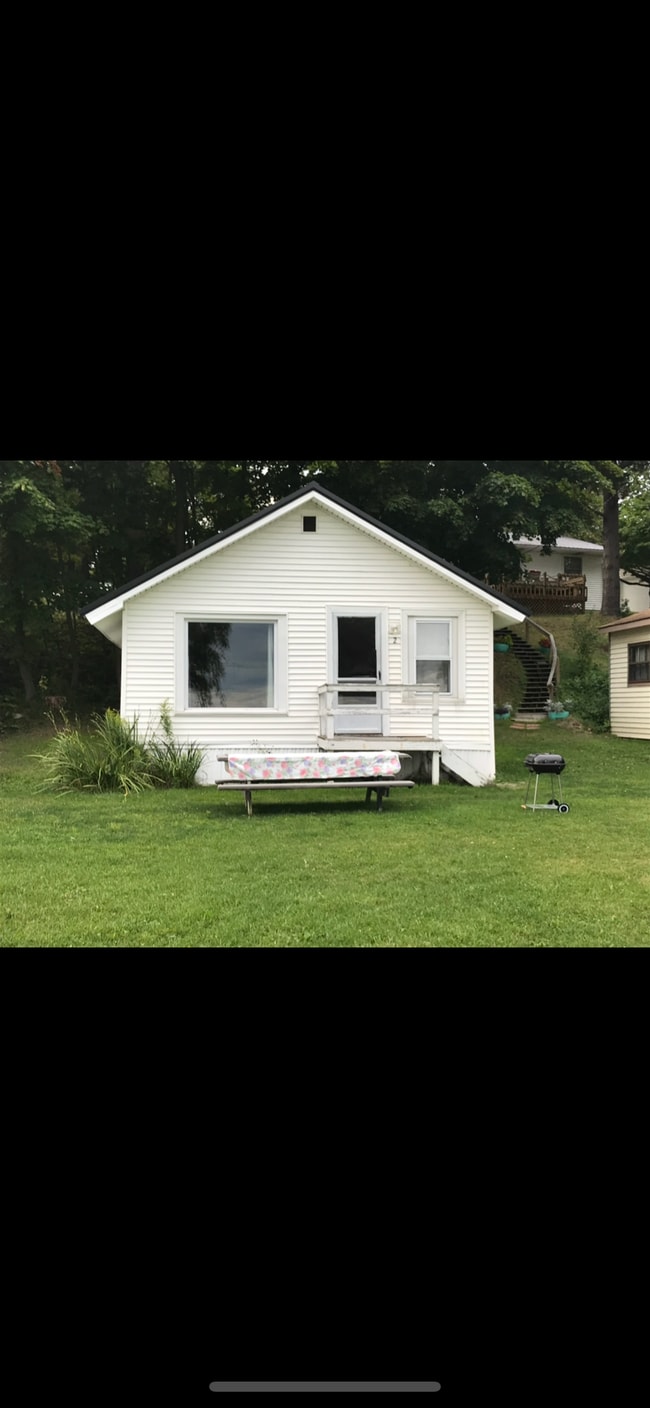 6638 W Lake Dr in Fremont, MI - Building Photo - Building Photo