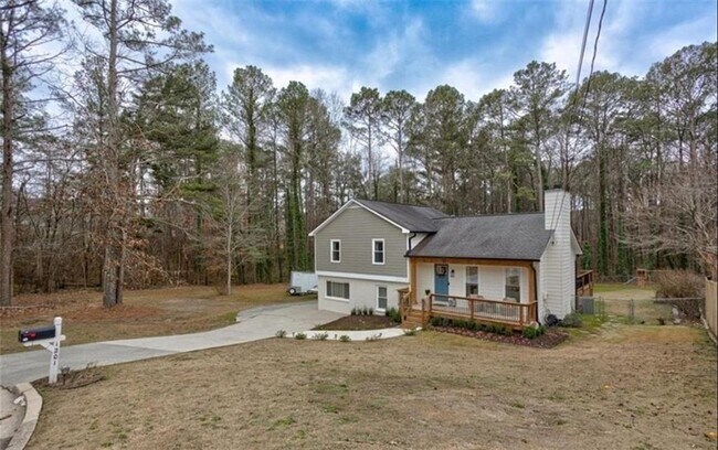 1201 Holly Hills Dr SW in Lilburn, GA - Building Photo - Building Photo