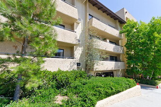 10982 Roebling Ave, Unit 560 in Los Angeles, CA - Building Photo - Building Photo