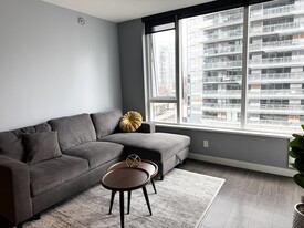 68 Smithe St in Vancouver, BC - Building Photo