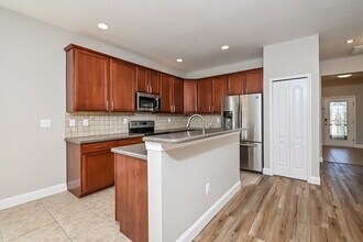 568 Vista Ridge Dr in Ruskin, FL - Foto de edificio - Building Photo