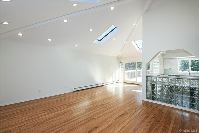 118 Birchwood Park Dr in Jericho, NY - Building Photo - Building Photo