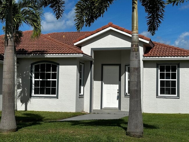 519 NW Ember Way in Jensen Beach, FL - Building Photo - Building Photo