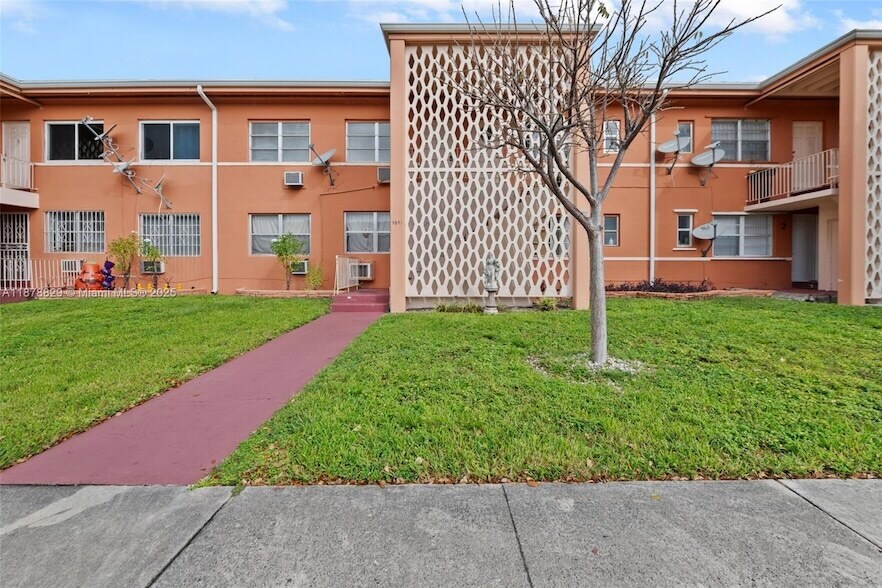 3571 SW 10th St, Unit 10B in Miami, FL - Building Photo