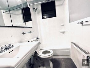 East 13th Street in New York, NY - Foto de edificio - Building Photo