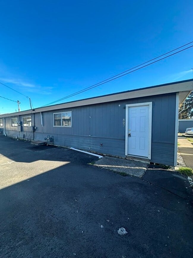 807 Washburn Way in Klamath Falls, OR - Building Photo - Building Photo