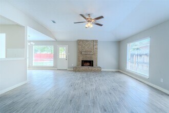 2714 Flintrock Cir in Houston, TX - Building Photo - Building Photo