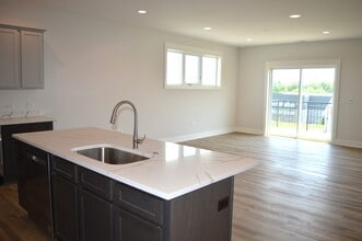 219 3rd Ave, Unit 219 in Monroe, WI - Foto de edificio - Building Photo